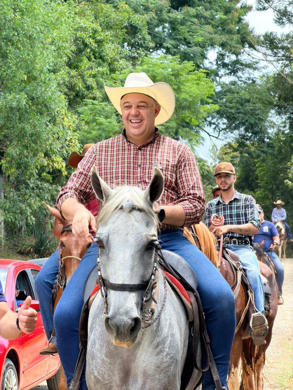 Bihl Zanetti em cavalgada