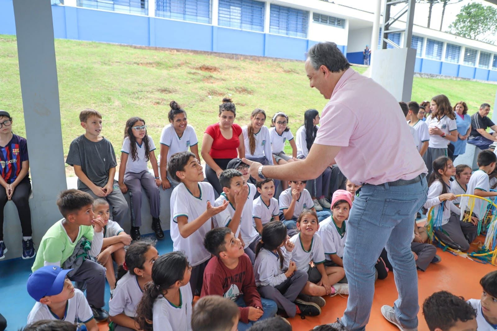 Bihl Zanetti conversando com estudantes