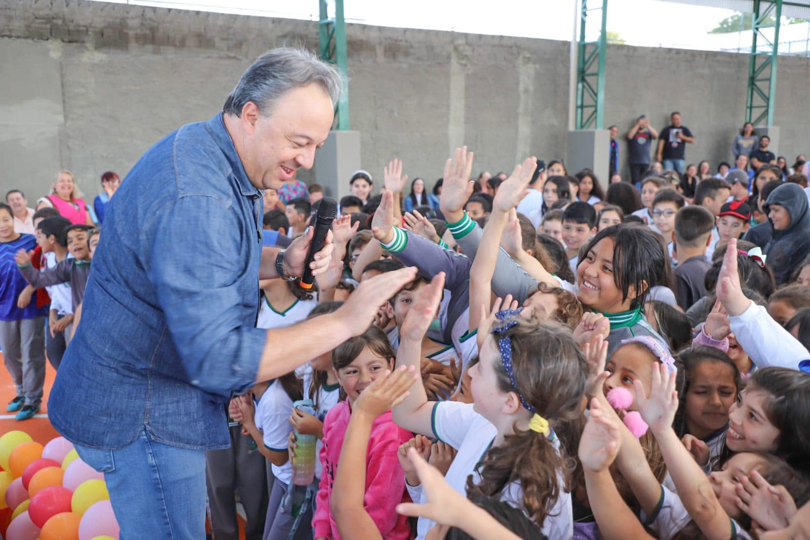Bihl Zanetti cumprimentando estudantes